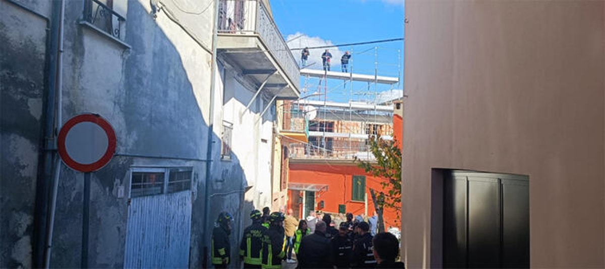 Teramo, tre operai salgono sull’impalcatura e minacciano di gettarsi per gli stipendi non pagati Teramo, tre operai salgono sull’impalcatura e minacciano di gettarsi per gli stipendi non pagati