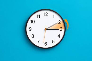 Nel weekend torna l’ora solare: orologi indietro di un’ora, ma c’è chi spinge per l’abolizione