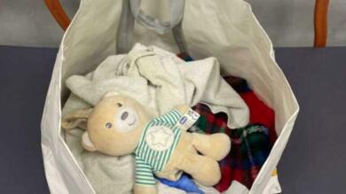 Taranto, partorì in bagno e abbandonò il figlio vicino a un cassonetto: 25enne condannata a due anni