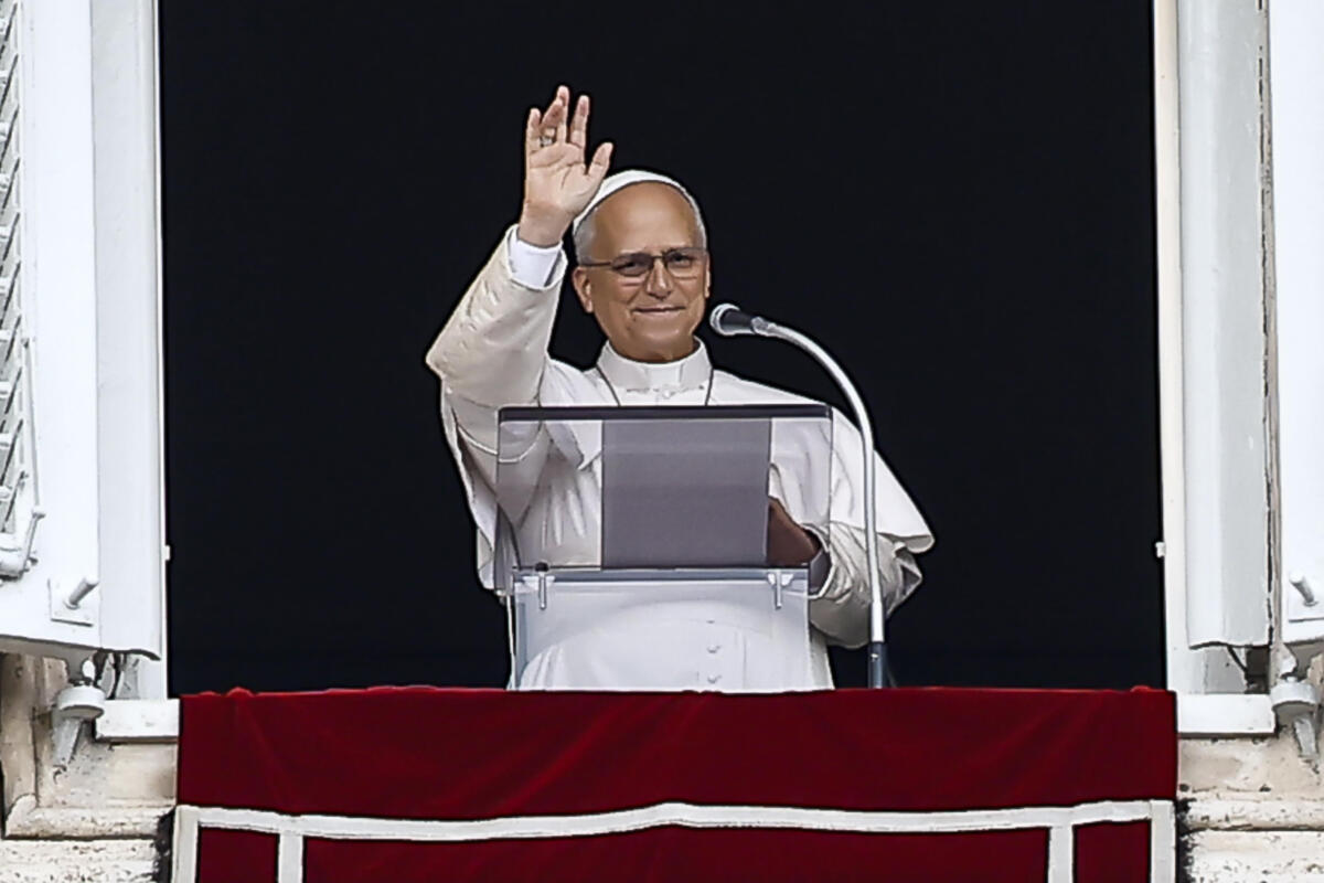 Papa Leone si affaccia per l’Angelus, l’abbraccio di 15mila fedeli: «L’operazione mi ha avvicinato ai malati» Papa Leone si affaccia per l’Angelus, l’abbraccio di 15mila fedeli: «L’operazione mi ha avvicinato ai malati»