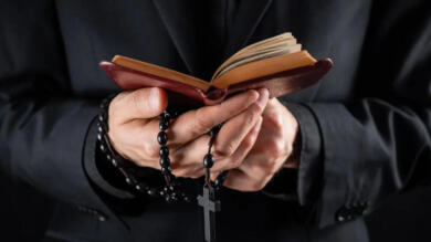 «Violenza sessuale su un ragazzo che frequentava la parrocchia», sacerdote arrestato nel Nord Barese