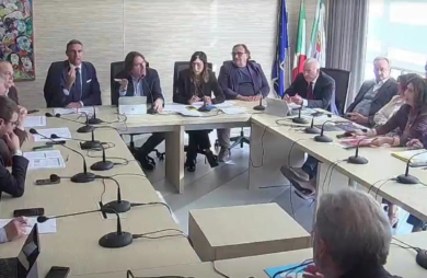 «Non dire put***ate», tensione in Commissione Sanità: diverbio tra Pentassuglia e Pagliaro – VIDEO