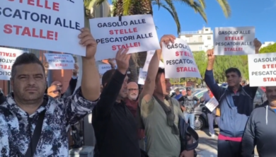Pescatori in protesta, la Puglia stanzia 11 milioni. Paolicelli: «Solidarietà alle marinerie»