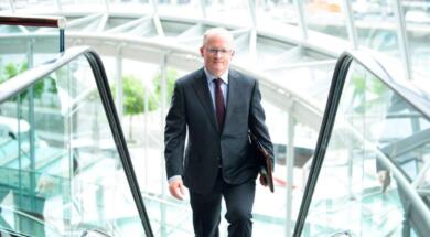 Il capo economista Bce, Philip Lane: «Manovra, occhio a spread e crescita»