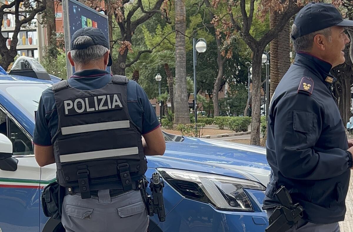 Bari, rimpatriati due giovani stranieri irregolari in Italia: avevano precedenti per furti e droga Bari, rimpatriati due giovani stranieri irregolari in Italia: avevano precedenti per furti e droga