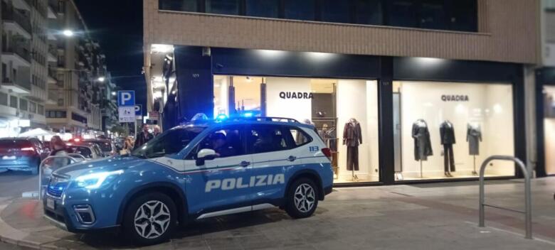 polizia davanti ai negozi