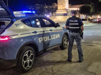 Lecce, in due su un monopattino si liberano della droga e fuggono: denunciato un 25enne