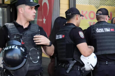 Turchia, la polizia fa irruzione nella sede di Halk TV e blocca la diretta: 11 fermi a Istanbul
