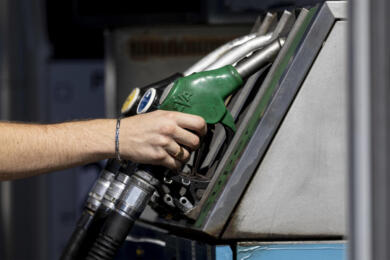 Carburanti, stop allo sconto sulle accise. Eni: «Il “price cap” resta ma il prezzo alla pompa sale»