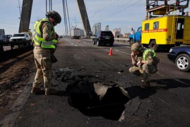 Merz vola a sorpresa a Kiev mentre un drone russo colpisce di nuovo il Ponte Nord