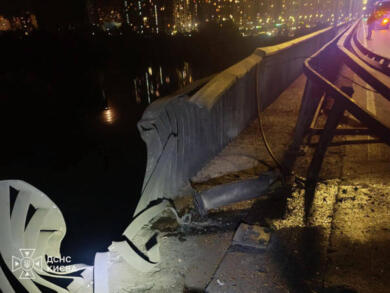 Raid russi su Kiev: colpito il Ponte Nord, Mosca ordina l’evacuazione della capitale agli stranieri