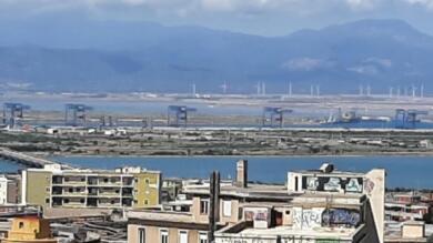 Tragedia al porto industriale di Cagliari: operaio trovato morto schiacciato da giganteschi tubi