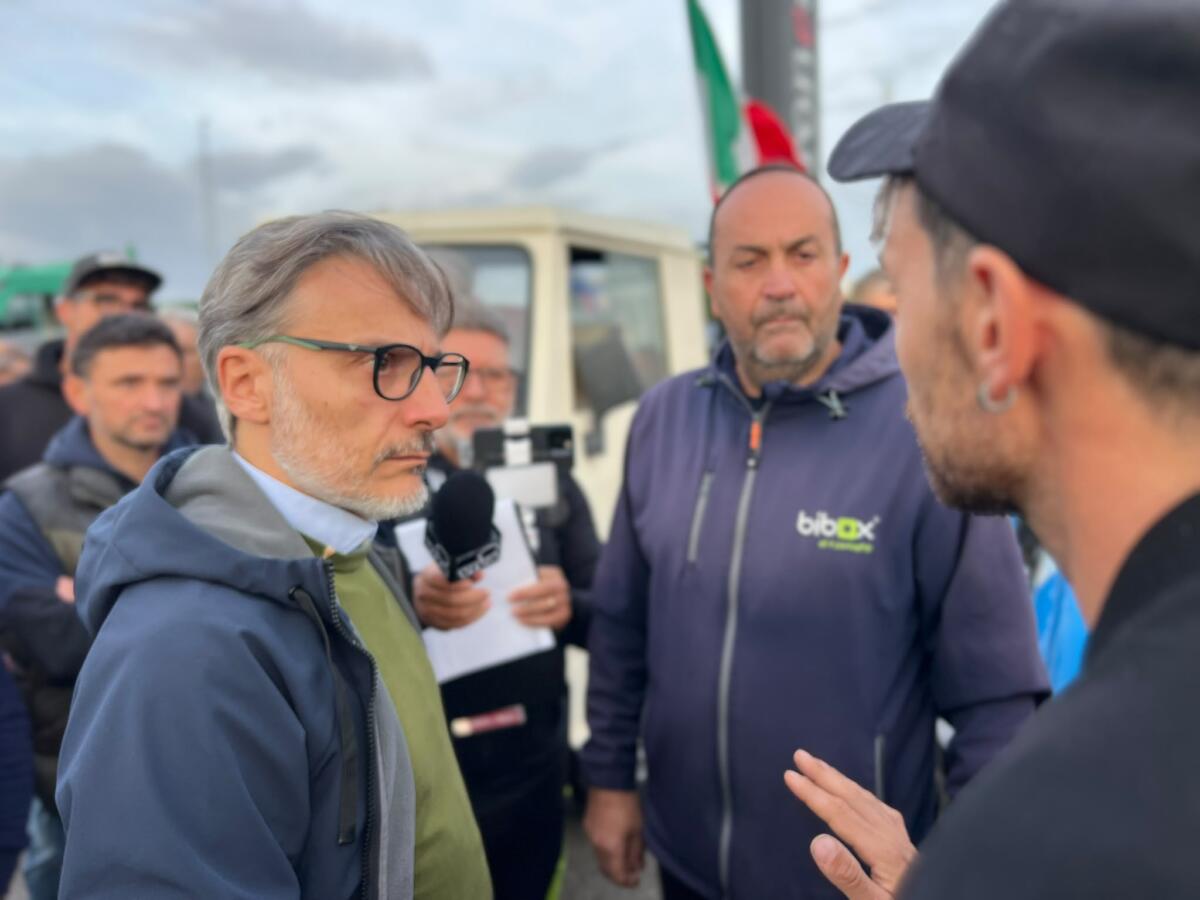 Caro vita, non si fermano le proteste in Puglia: presìdio di agricoltori e autotrasportatori a Trani – FOTO e VIDEO Caro vita, non si fermano le proteste in Puglia: presìdio di agricoltori e autotrasportatori a Trani – FOTO e VIDEO
