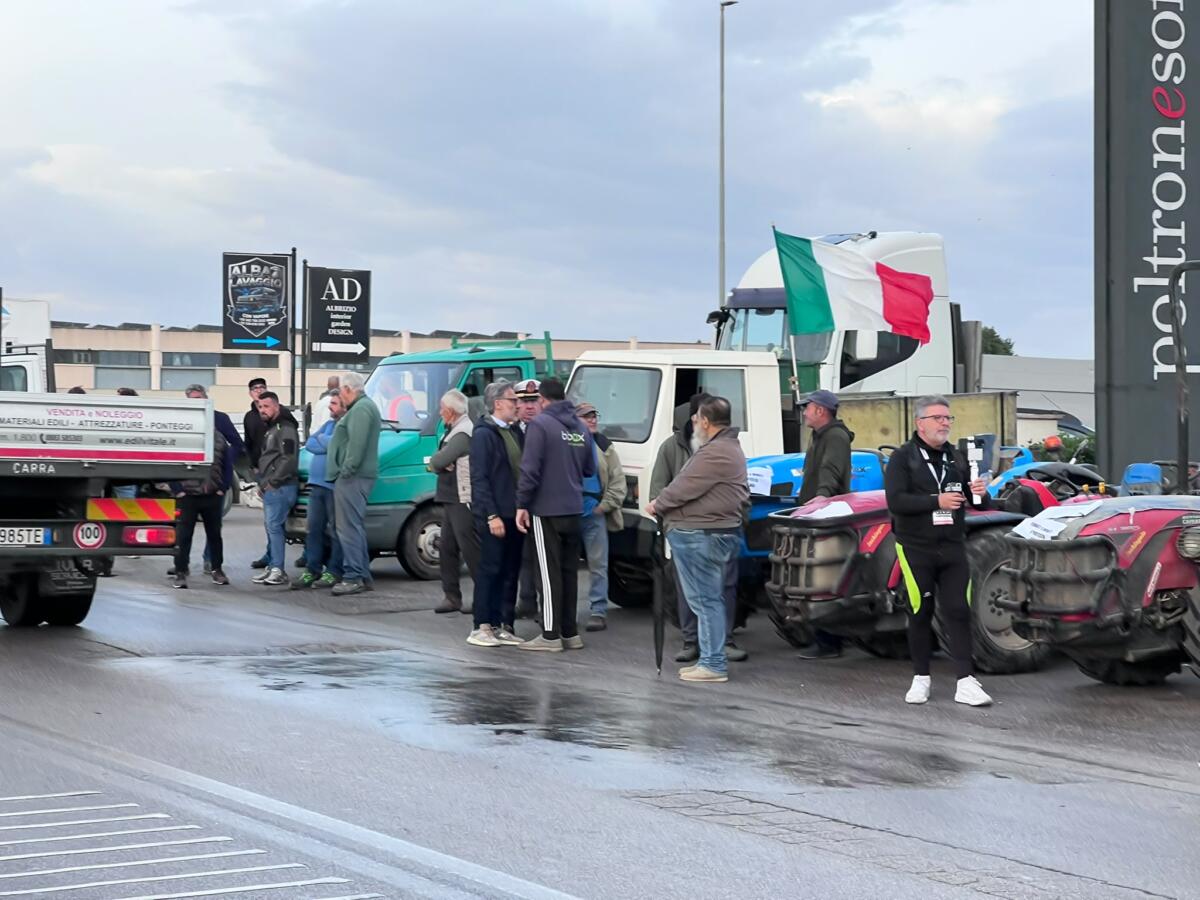 Caro vita, non si fermano le proteste in Puglia: presìdio di agricoltori e autotrasportatori a Trani – FOTO e VIDEO Caro vita, non si fermano le proteste in Puglia: presìdio di agricoltori e autotrasportatori a Trani – FOTO e VIDEO
