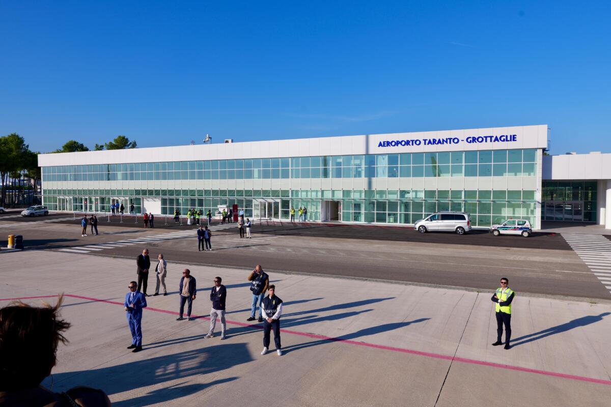 Grottaglie, cargo diretti a Istanbul dall'”Arlotta”: Decaro apre a voli civili e continuità territoriale Grottaglie, cargo diretti a Istanbul dall'”Arlotta”: Decaro apre a voli civili e continuità territoriale