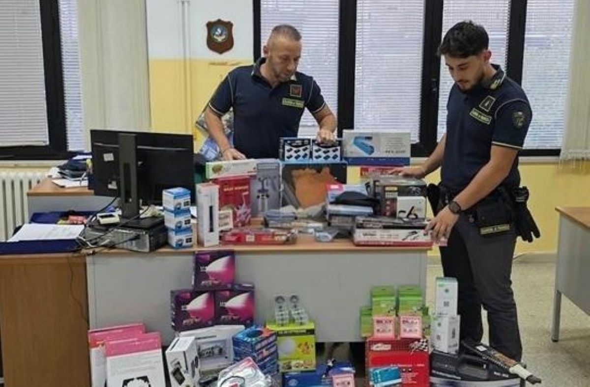 San Nicandro Garganico, prodotti pericolosi in vendita: sequestrata merce per 10mila euro San Nicandro Garganico, prodotti pericolosi in vendita: sequestrata merce per 10mila euro