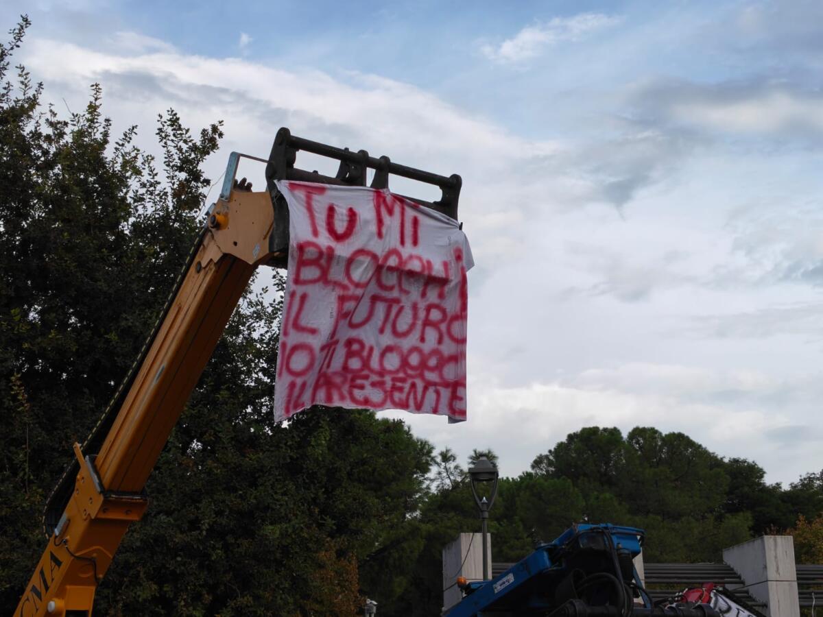 Andria scende in piazza, in migliaia tra studenti e lavoratori: serrande abbassate e sindaci della Bat in prima linea