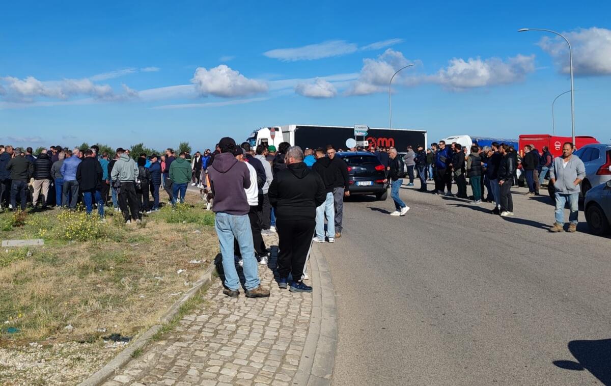 Caro carburanti, i mezzi pesanti paralizzano la Puglia: «Se si ferma il Sud si ferma il Paese» – VIDEO Caro carburanti, i mezzi pesanti paralizzano la Puglia: «Se si ferma il Sud si ferma il Paese» – VIDEO