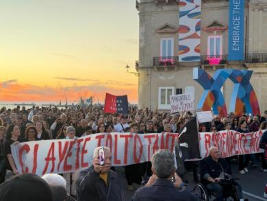 Ex Ilva, corteo a Taranto: «Basta inquinamento e ricatto occupazionale, la fabbrica va chiusa» – VIDEO