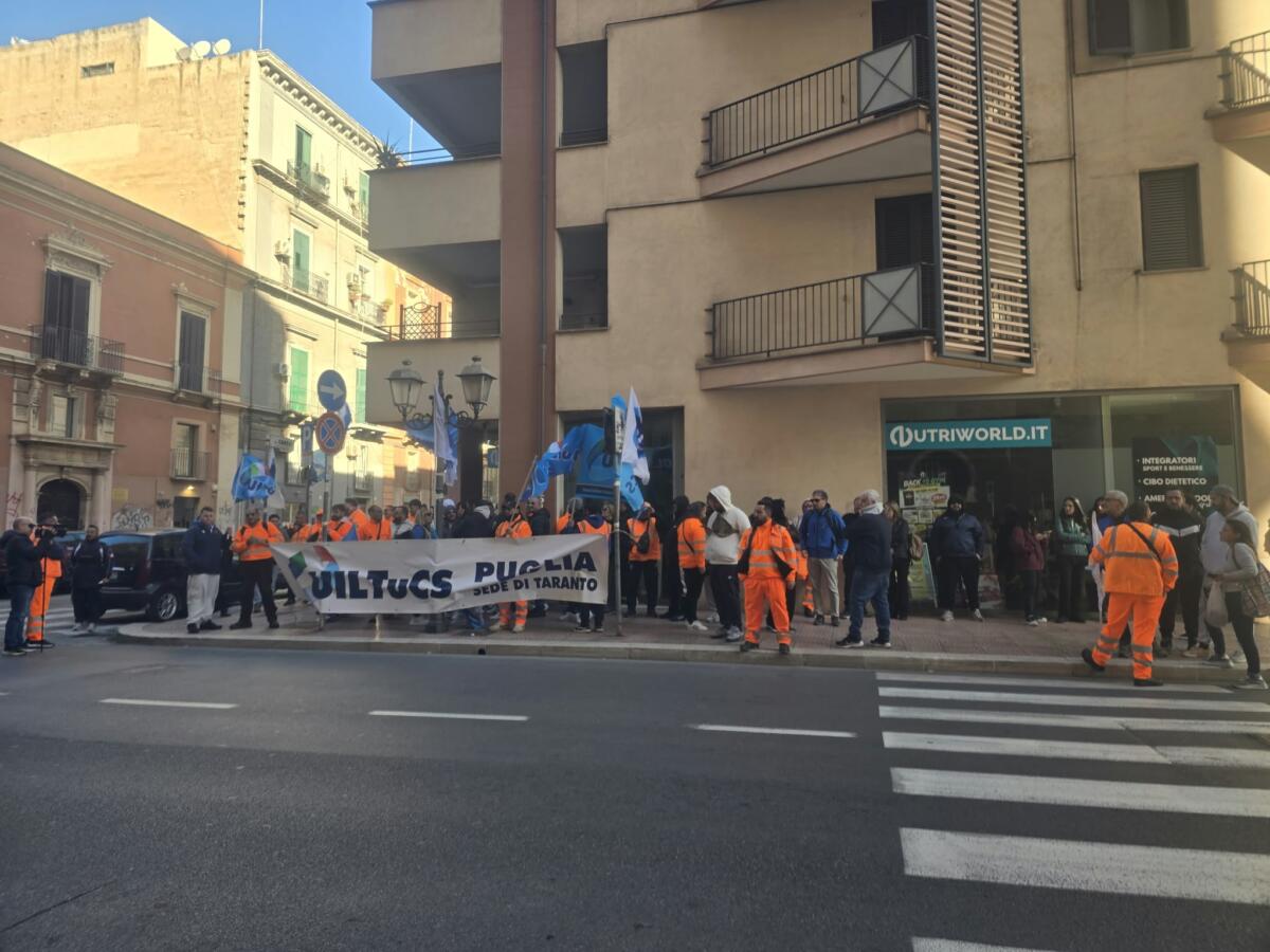 Ex Ilva, a Taranto protestano anche i lavoratori della mensa: «Senza lavoro e senza cassa integrazione» Ex Ilva, a Taranto protestano anche i lavoratori della mensa: «Senza lavoro e senza cassa integrazione»