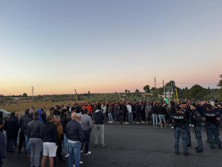 manifestazione olivicoltori sulla provinciale 231