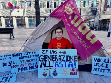 Bari, universitari in piazza contro il caro affitti: «Studiare fuori sede non diventi un privilegio per pochi»