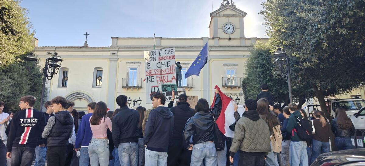 Caro carburante, prosegue la protesta nel Foggiano: agli agricoltori si uniscono gli studenti – VIDEO Caro carburante, prosegue la protesta nel Foggiano: agli agricoltori si uniscono gli studenti – VIDEO