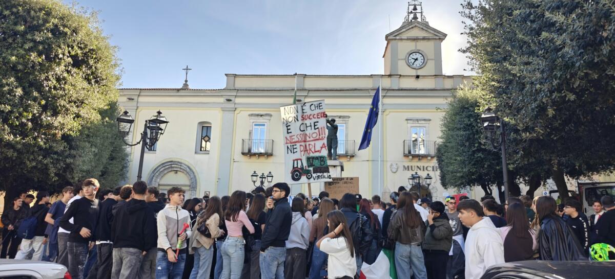 Caro carburante, prosegue la protesta nel Foggiano: agli agricoltori si uniscono gli studenti – VIDEO Caro carburante, prosegue la protesta nel Foggiano: agli agricoltori si uniscono gli studenti – VIDEO