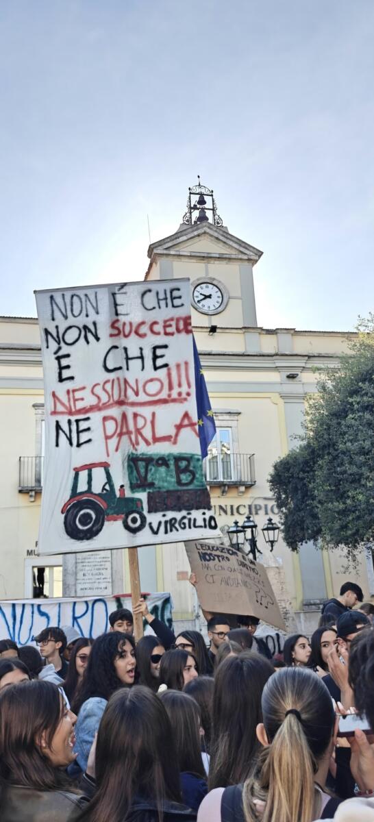 Caro carburante, prosegue la protesta nel Foggiano: agli agricoltori si uniscono gli studenti – VIDEO Caro carburante, prosegue la protesta nel Foggiano: agli agricoltori si uniscono gli studenti – VIDEO