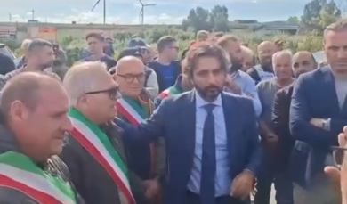 Agricoltori in presidio a Poggio Imperiale, la visita del questore Fabbrocini: «Protesta pacifica» – VIDEO
