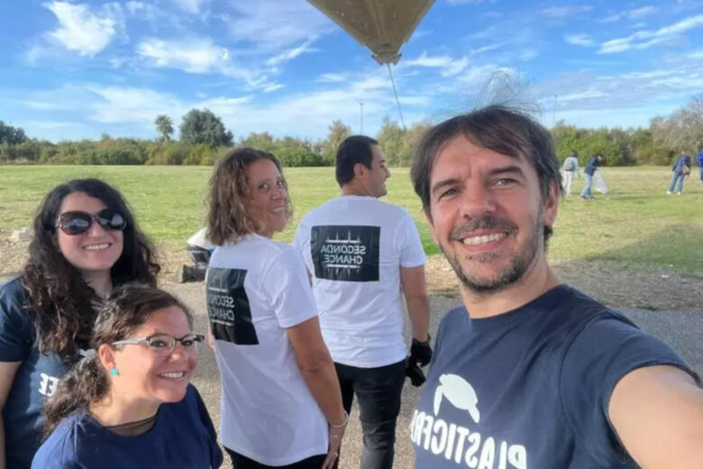 ragazzo del fornelli ripuliscono parco perotti