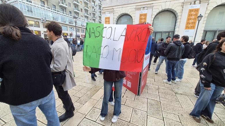 manifestazione piazza del ferrarese bari