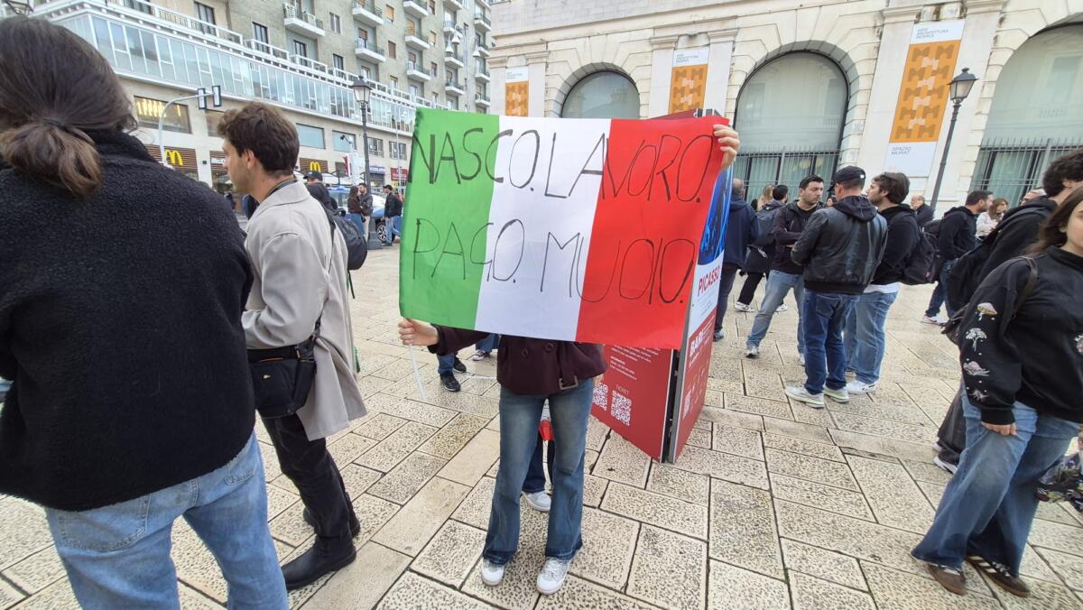 Manifestazione a Bari, ragazzi in piazza del Ferrarese: «Contro il caro vita e il governo Meloni» Manifestazione a Bari, ragazzi in piazza del Ferrarese: «Contro il caro vita e il governo Meloni»