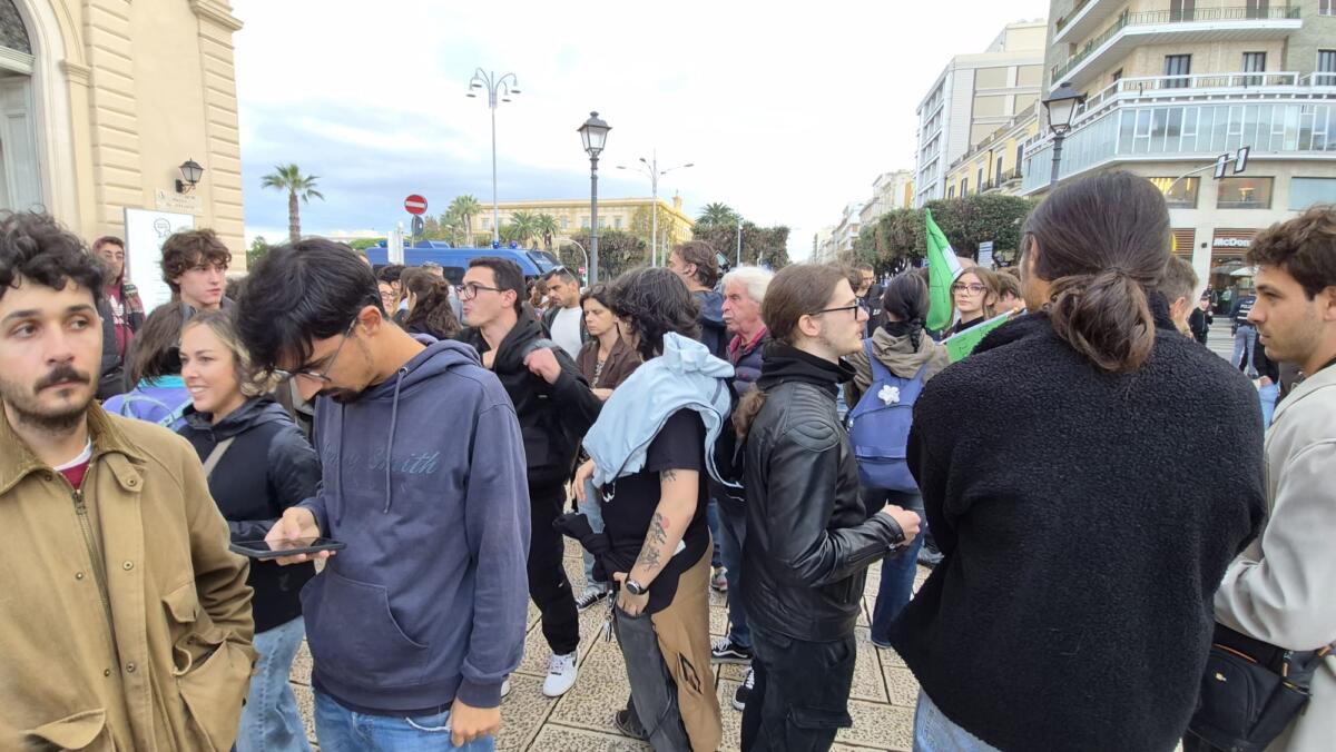 Manifestazione a Bari, ragazzi in piazza del Ferrarese: «Contro il caro vita e il governo Meloni» Manifestazione a Bari, ragazzi in piazza del Ferrarese: «Contro il caro vita e il governo Meloni»