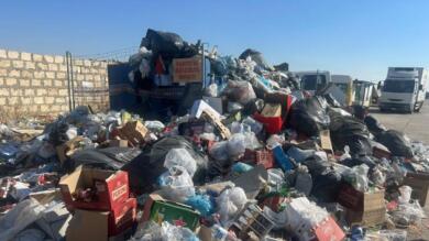 Borgo Mezzanone, cumuli di rifiuti alti oltre un metro: «Raccolta sospesa da settimane»