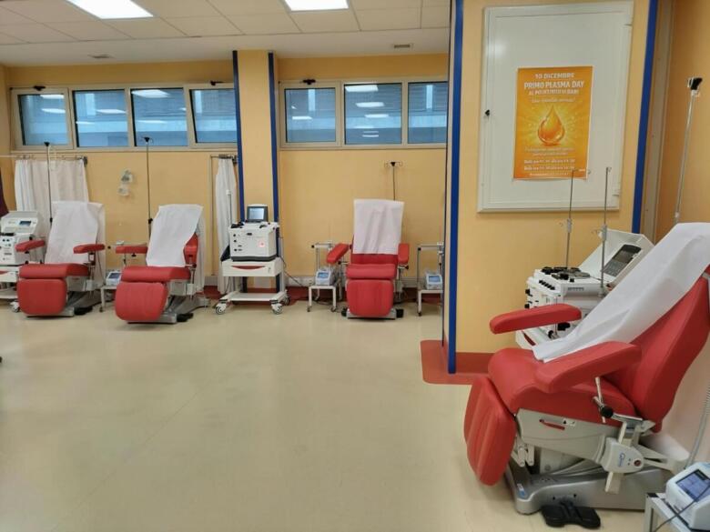 la sala donazione vuota nel centro trasfusionale del policlinico di bari