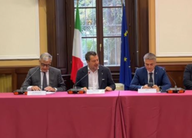 Caro carburanti, gli autotrasportatori siciliani revocano il fermo dei tir: «Apertura dal governo»