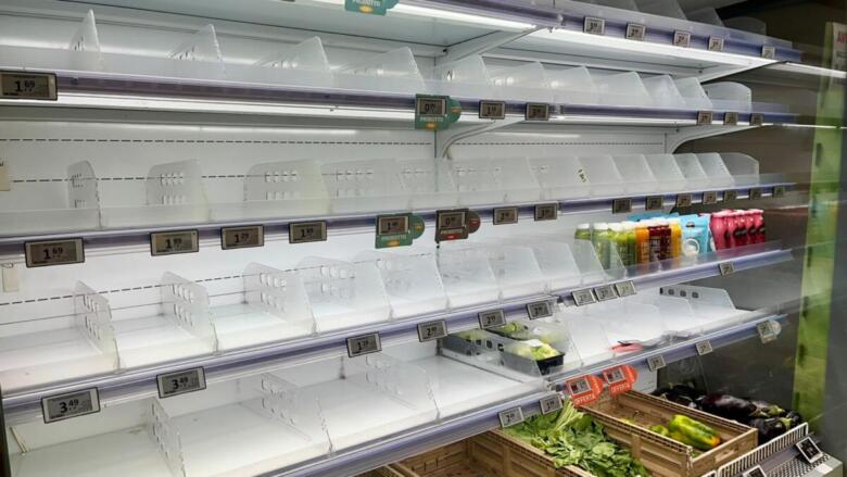 scaffali supermercato vuoti
