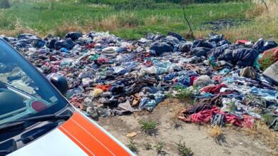 Scarti di abiti usati nell’alveo del torrente Carapelle, la denuncia: «Vengono anche incendiati»