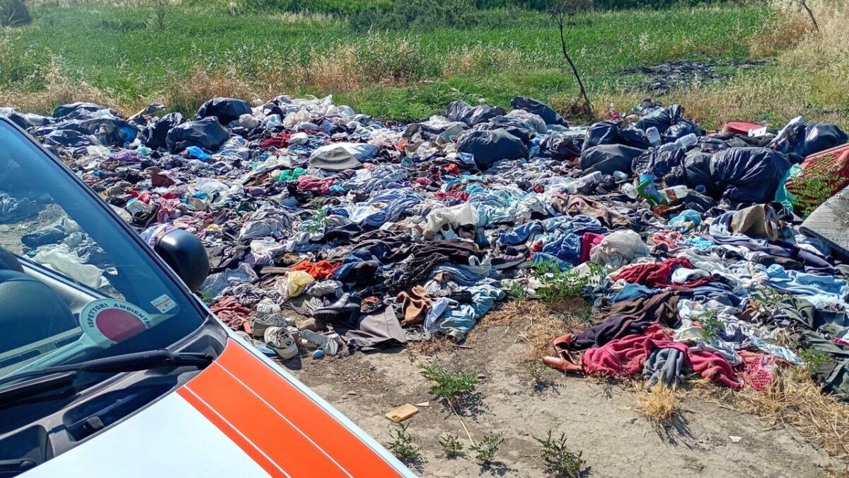 Scarti di abiti usati nell’alveo del torrente Carapelle, la denuncia: «Vengono anche incendiati» Scarti di abiti usati nell’alveo del torrente Carapelle, la denuncia: «Vengono anche incendiati»