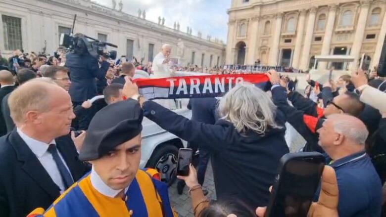 la sciarpa del taranto donata a papa leone xiv