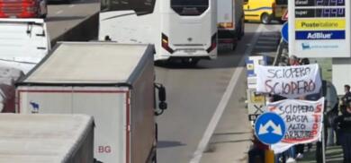 Caro carburante, incontro tra autotrasportatori e prefetto a Brindisi: «La mobilitazione andrà avanti»