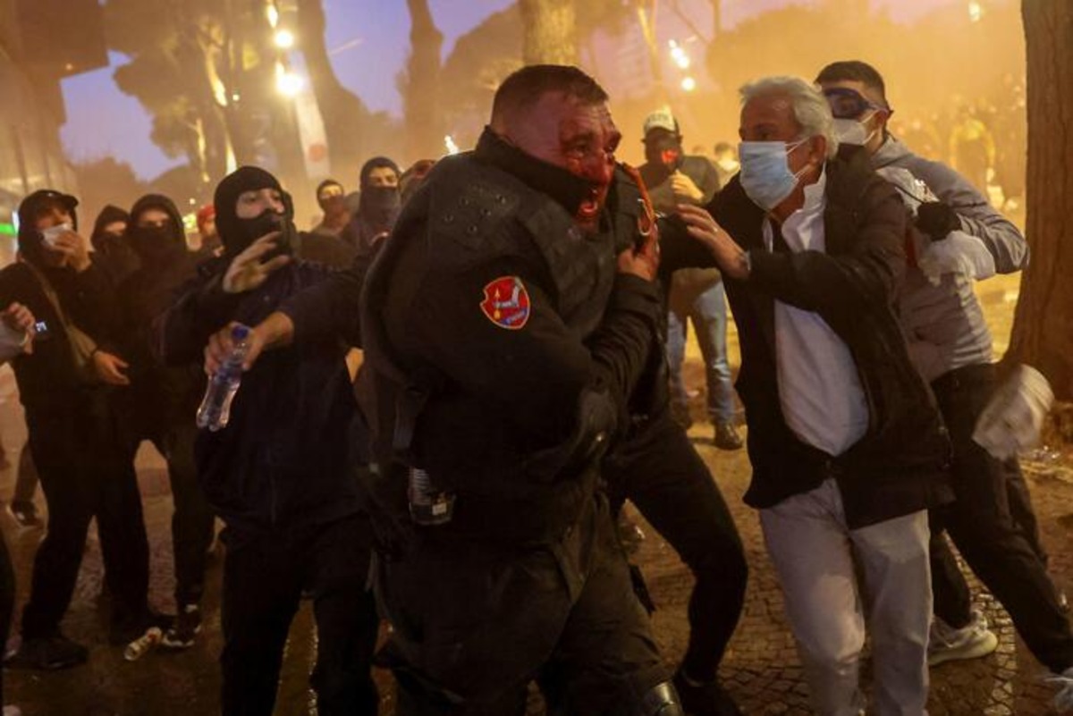 Alta tensione a Tirana, violenti scontri tra polizia e manifestanti: oltre 50 agenti feriti Alta tensione a Tirana, violenti scontri tra polizia e manifestanti: oltre 50 agenti feriti