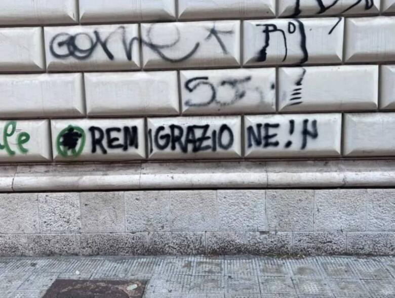scritta remigrazione sui muri dell'ateneo di bari