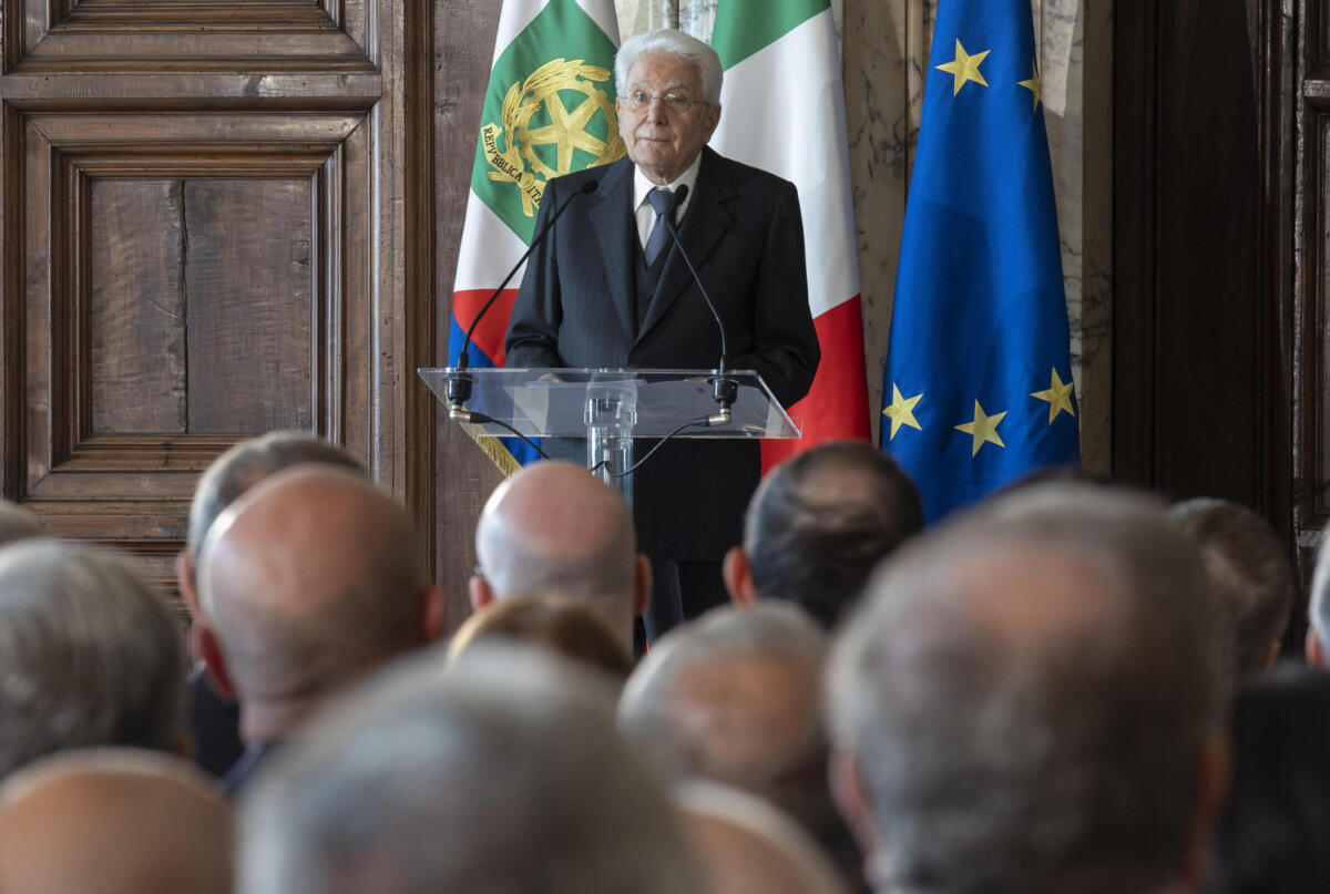 IA, il monito di Mattarella: «Algoritmi e bassi salari: si rischia di creare nuove schiavitù» IA, il monito di Mattarella: «Algoritmi e bassi salari: si rischia di creare nuove schiavitù»