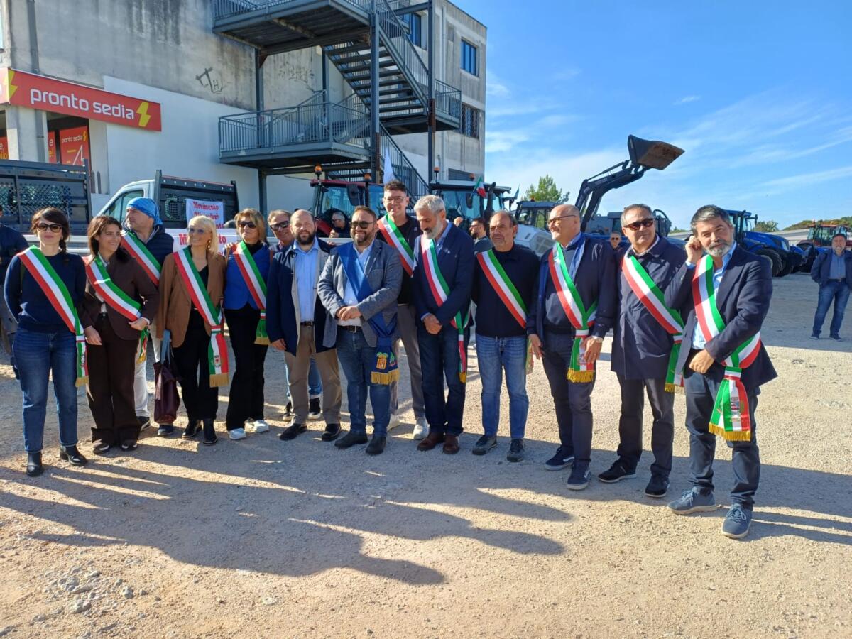 Caro carburanti, gli agricoltori protestano nel Salento: trattori sulle statali verso Maglie – VIDEO Caro carburanti, gli agricoltori protestano nel Salento: trattori sulle statali verso Maglie – VIDEO