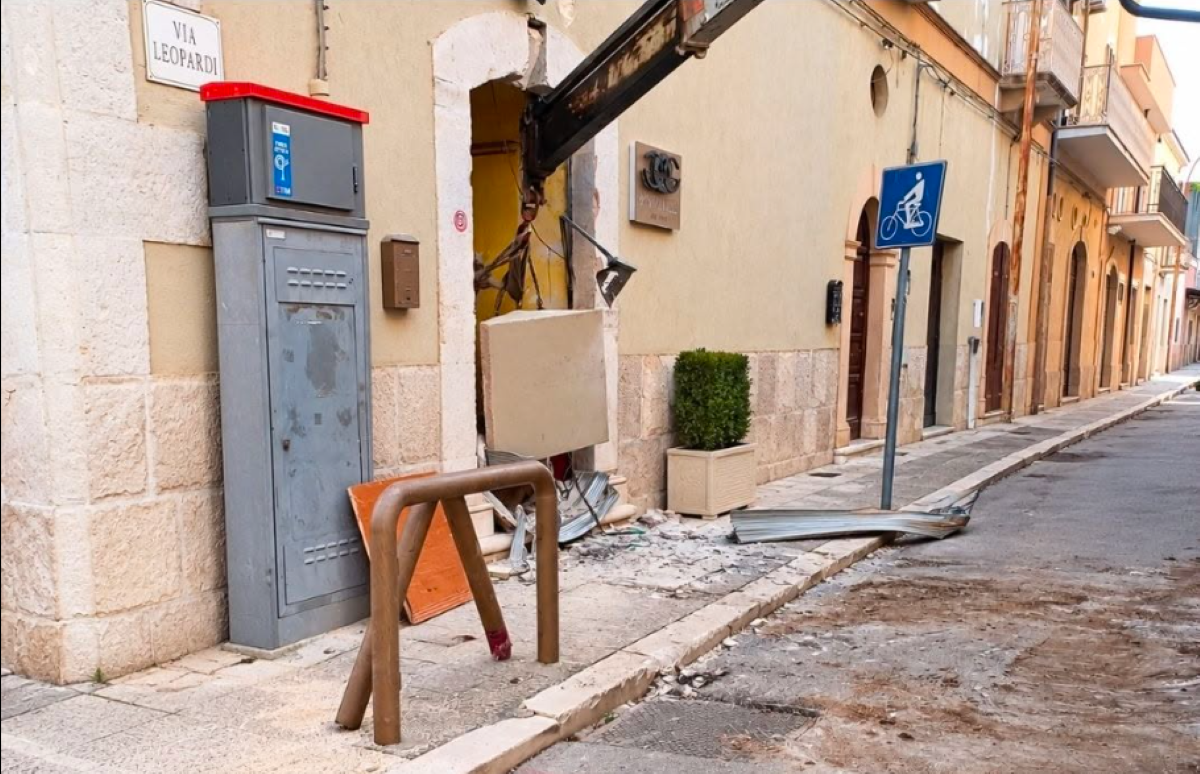 Assalto in gioielleria con un escavatore a Stornarella: il sindaco scrive al Prefetto Assalto in gioielleria con un escavatore a Stornarella: il sindaco scrive al Prefetto