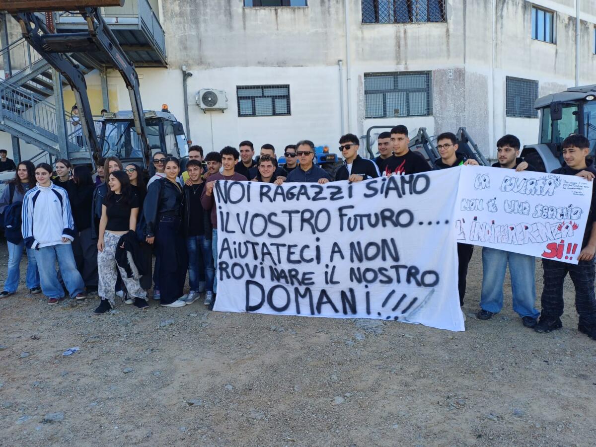 Caro carburanti, gli agricoltori protestano nel Salento: trattori sulle statali verso Maglie – VIDEO Caro carburanti, gli agricoltori protestano nel Salento: trattori sulle statali verso Maglie – VIDEO