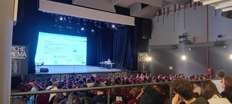 studenti a lezione in un cinema