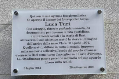 Bari, inaugurata una targa in memoria del fotoreporter Luca Turi: «Ora un premio in suo nome»